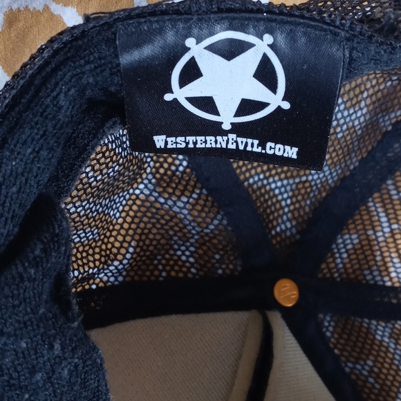 black snapback hat - Picture 4 of 4